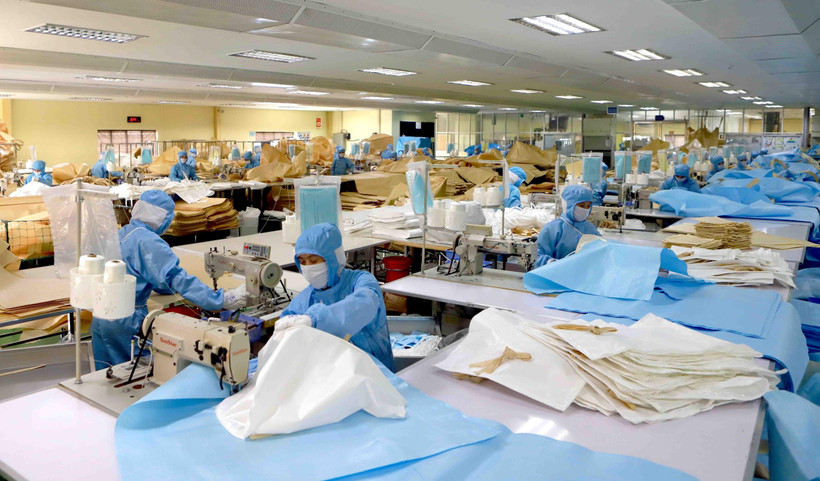 Dây chuyền sản xuất bao, túi đựng chuyên dụng của Công ty Kohsei Multipack Việt Nam tại Khu công nghiệp Bình Xuyên, Vĩnh Phúc. (Ảnh: Hoàng Hùng/TTXVN)