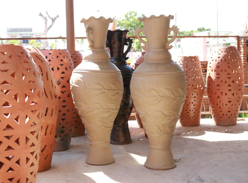 Dòng sản phẩm gốm mới của Hợp tác xã gốm Chăm Bàu Trúc (huyện Ninh Phước). (Ảnh: Nguyễn Thành/TTXVN)