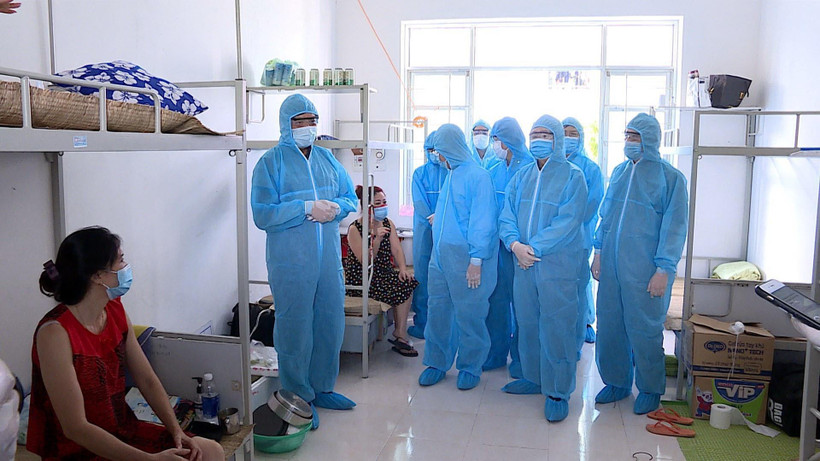 Đoàn công tác của Ban Chỉ đạo quốc gia phòng, chống dịch COVID-19 và lãnh đạo tỉnh Hải Dương kiểm tra thực tế công tác phòng, chống dịch tại khu cách ly tập trung Ký túc xá trường Đại học Hải Dương. (Ảnh: Mạnh Tú/TTXVN)