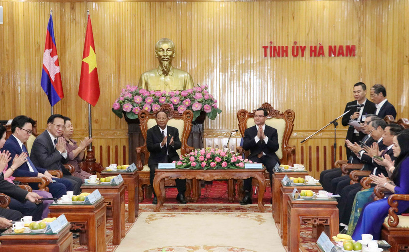 Quang cảnh buổi thăm và làm việc của Chủ tịch Quốc hội Campuchia Samdech Heng Samrin với Tỉnh ủy Hà Nam. (Ảnh: Văn Điệp/TTXVN)