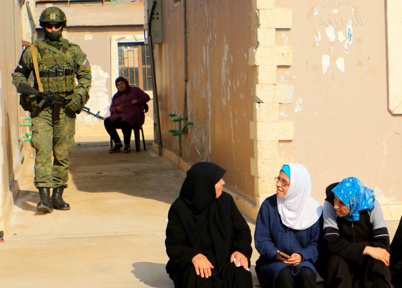 Cảnh sát quân sự Nga tuần tra đảm bảo an toàn cho cuộc sống người dân tị nạn Syria. (Ảnh: Trần Hiếu/TTXVN)