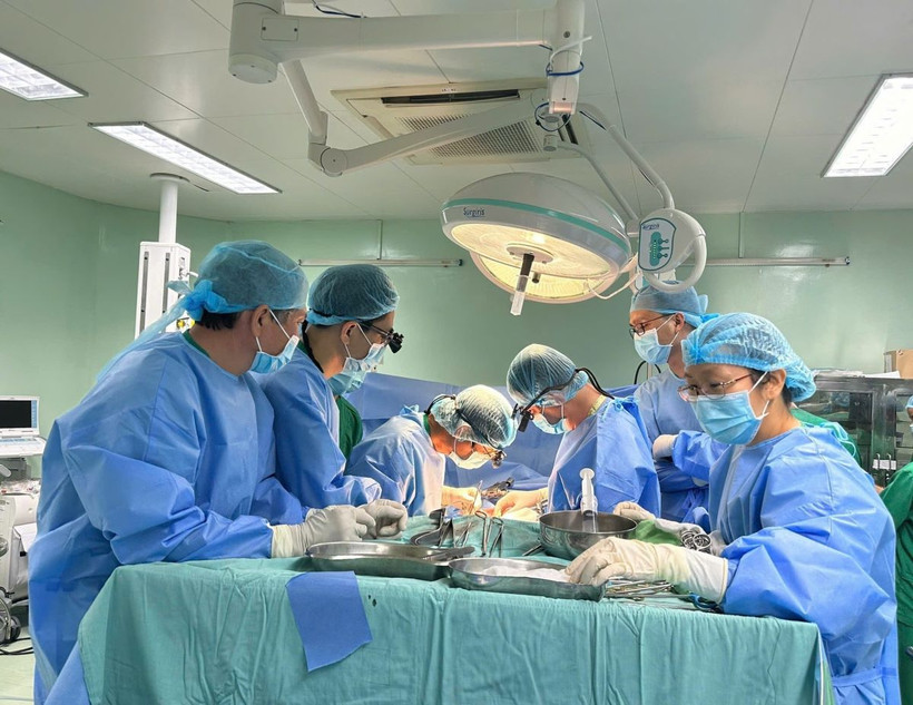 Các bác sỹ tiến hành ghép thận. (Ảnh: TTXVN phát)