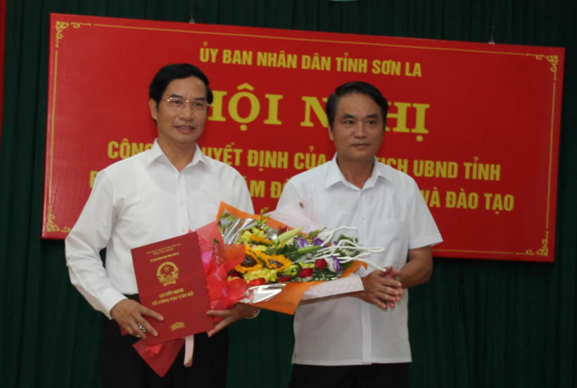 Ông Lê Hồng Minh, Phó Chủ tịch Ủy ban Nhân dân tỉnh Sơn La (bên phải) trao Quyết định bổ nhiểm Phó Giám đốc Phụ trách Sở Giáo dục và Đào tạo cho ông Nguyễn Huy Hoàng. (Ảnh: Hữu Quyết/TTXVN)