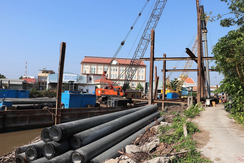 Thiết bị thi công gói thầu xây lắp phân đoạn 1. (Ảnh: Minh Trí/TTXVN)