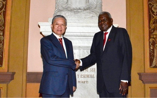 Tổng Bí thư, Chủ tịch nước Tô Lâm hội kiến Chủ tịch Quốc hội Cuba Esteban Lazo Hernández. (Ảnh: TTXVN)