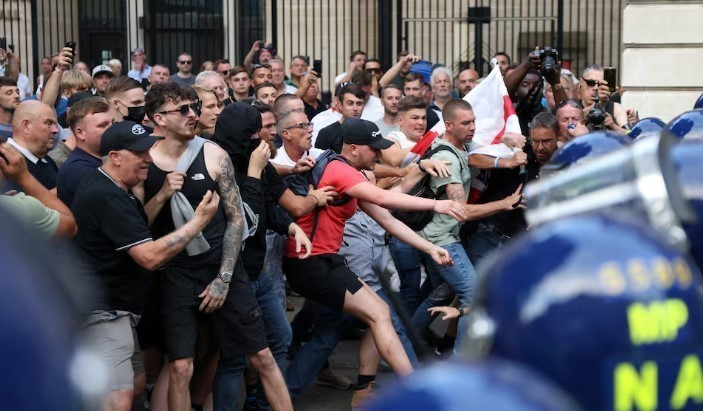 Tòa án Anh kết án tù hai đối tượng kích động bạo lực trên mạng