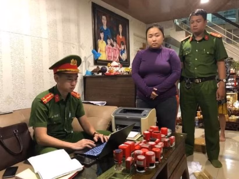 Lực lượng công an khám xét nơi ở của đối tượng Bùi Thị Thu Nguyệt. (Ảnh: Công an cung cấp)