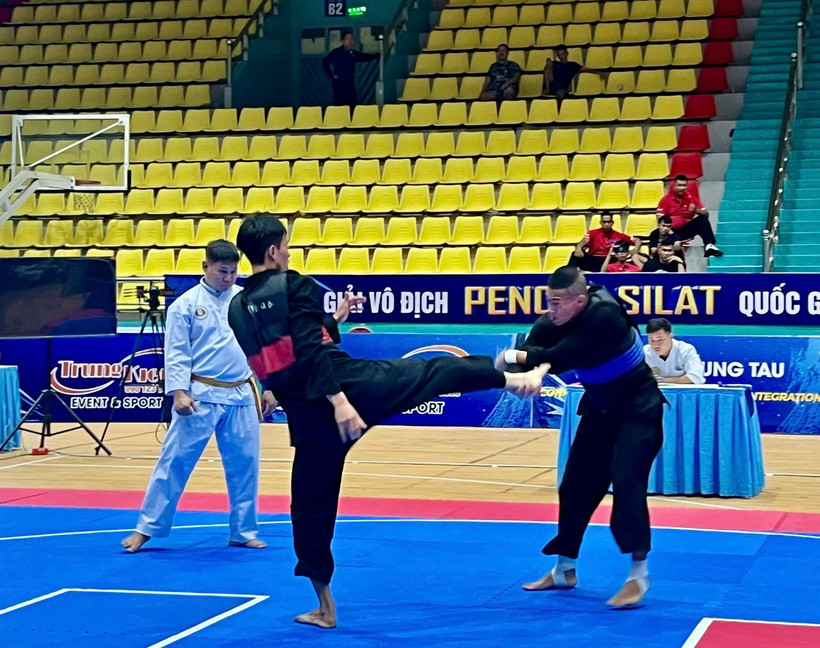 Sau lễ khai mạc Giải vô địch Pencak Silat Quốc gia năm 2024, các vận động viên bước vào các nội dung thi đấu của giải. (Ảnh: Huỳnh Sơn/TTXVN)