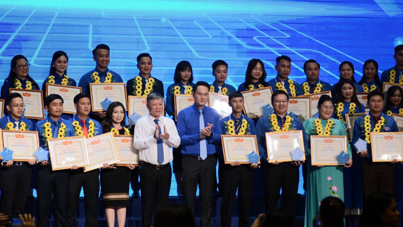 Trao giải thưởng “15 tháng 10” cho 85 thanh niên tiêu biểu. (Ảnh: Văn Dũng/TTXVN)
