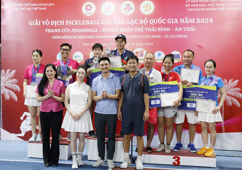 Ban Tổ chức trao giải cho các vận động viên ở nội dung đôi nam nữ hệ phong trào độ tuổi từ 35-49. (Ảnh: Thế Duyệt/TTXVN)