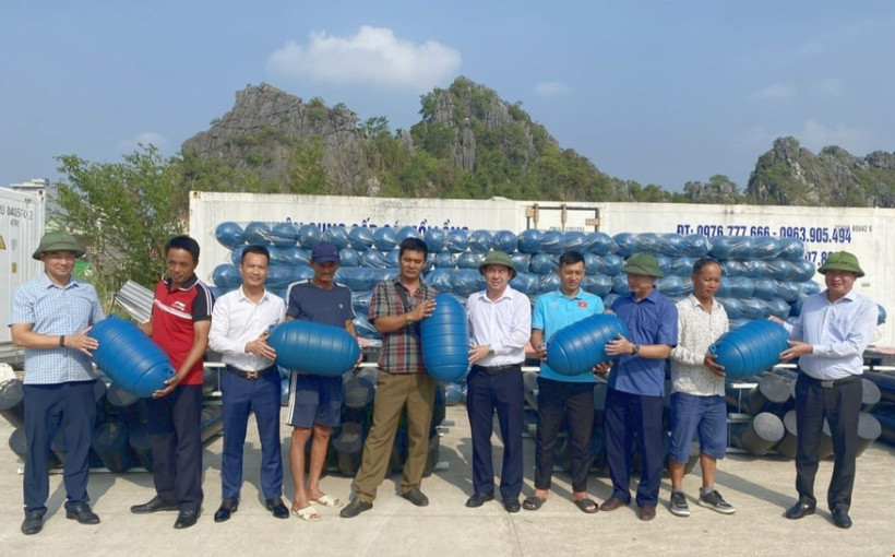 Ngư dân huyện Vân Đồn đón nhận phao nhựa HDPE được hỗ trợ. (Ảnh: TTXVN phát)