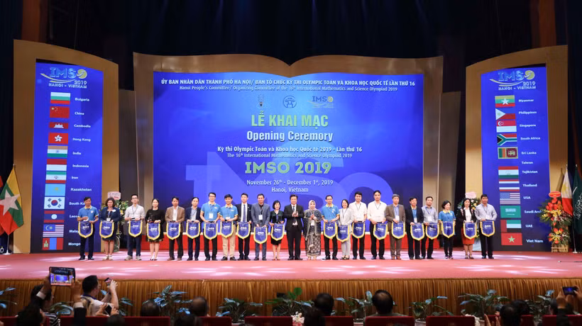 Ban tổ chức tặng cờ lưu niệm và kỷ niệm chương cho các về tham dự thi Olympic Toán học và Khoa học quốc tế lần thứ 16 - IMSO 2019. (Ảnh: Thanh Tùng/TTXVN)
