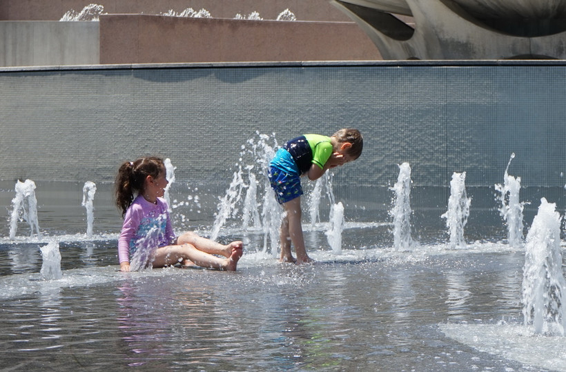 Trẻ em giải nhiệt tránh nóng tại một đài phun nước. (Ảnh minh họa. THX/TTXVN)