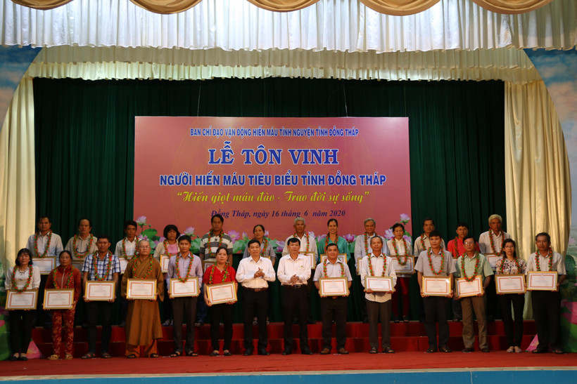 Ban Chỉ đạo Vận động hiến máu tình nguyện tỉnh Đồng Tháp tôn vinh 176 tập thể, gia đình và cá nhân có thành tích tiêu biểu. (Ảnh: Chương Đài/TTXVN)