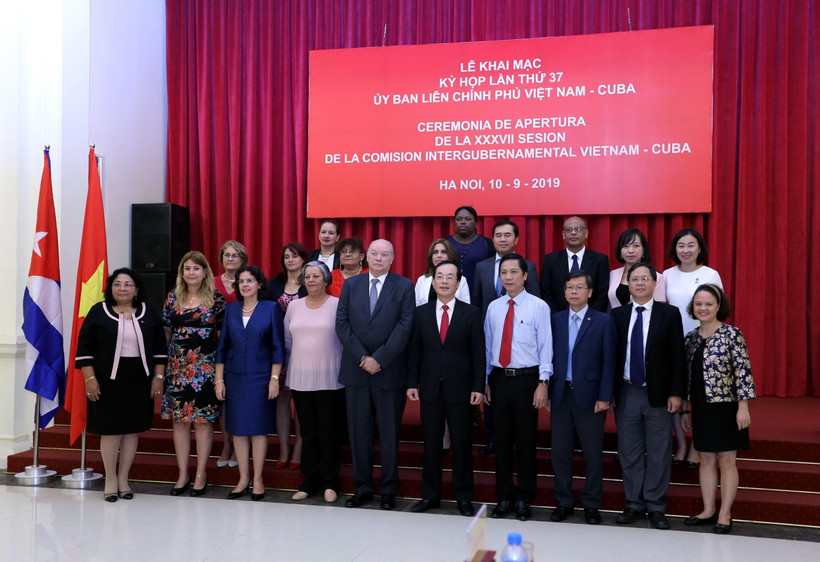 Đoàn đại biểu hai nước chụp ảnh chung tại kỳ họp. (Ảnh: Danh Lam/TTXVN)