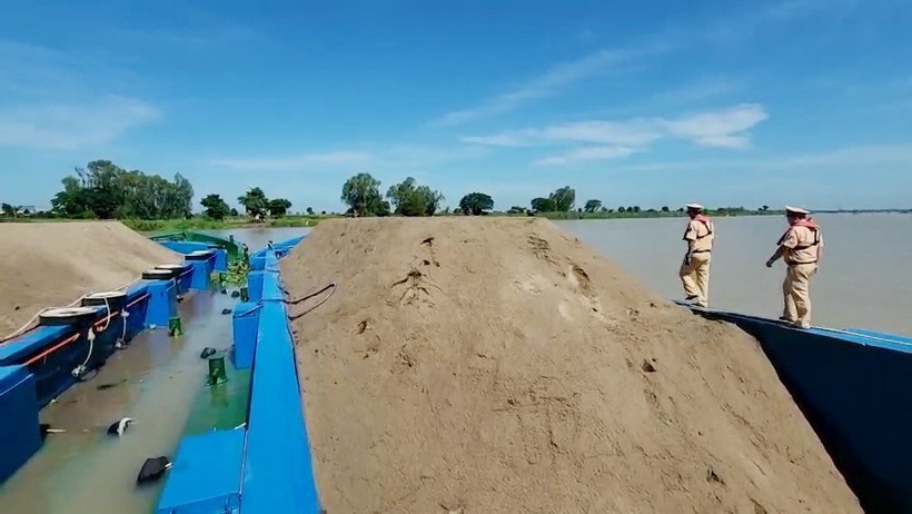 Lực lượng chức năng kiểm tra phương tiện chở cát. (Ảnh minh họa. Nguồn: TTXVN phát)