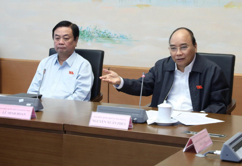 Thủ tướng Nguyễn Xuân Phúc, đại biểu Quốc hội thành phố Hải Phòng, thảo luận về dự án Luật Đầu tư theo hình thức đối tác công tư. (Ảnh: Lâm Khánh/TTXVN)