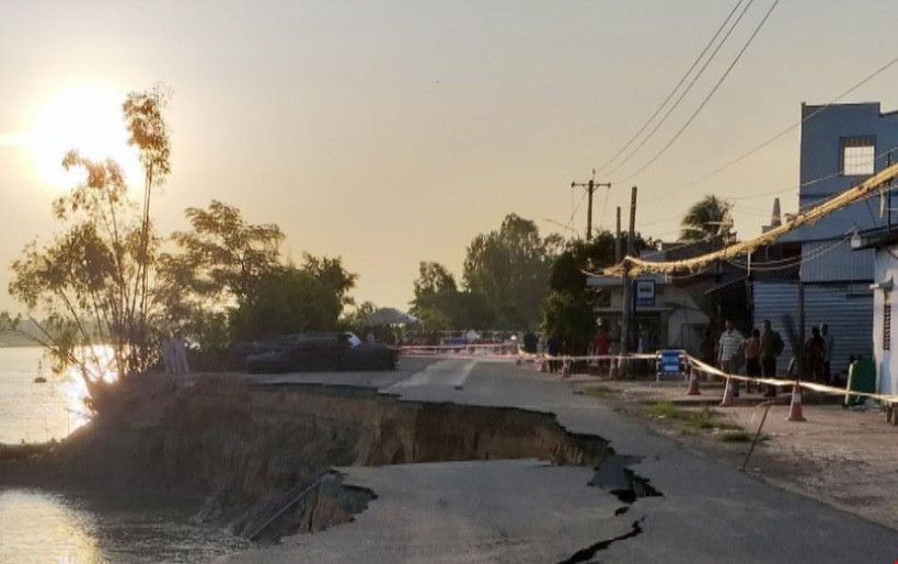 Quốc lộ 91 đoạn đi qua ấp Bình Tân, xã Bình Mỹ, huyện Châu Phú, tỉnh An Giang sạt lở ăn sát vào khu dân cư phía trong Quốc lộ 91. (Ảnh: Công Mạo/TTXVN)