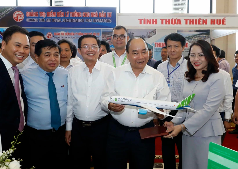 Thủ tướng Nguyễn Xuân Phúc thăm các gian hàng trưng bày tại hội nghị. (Ảnh: Thống Nhất/TTXVN)