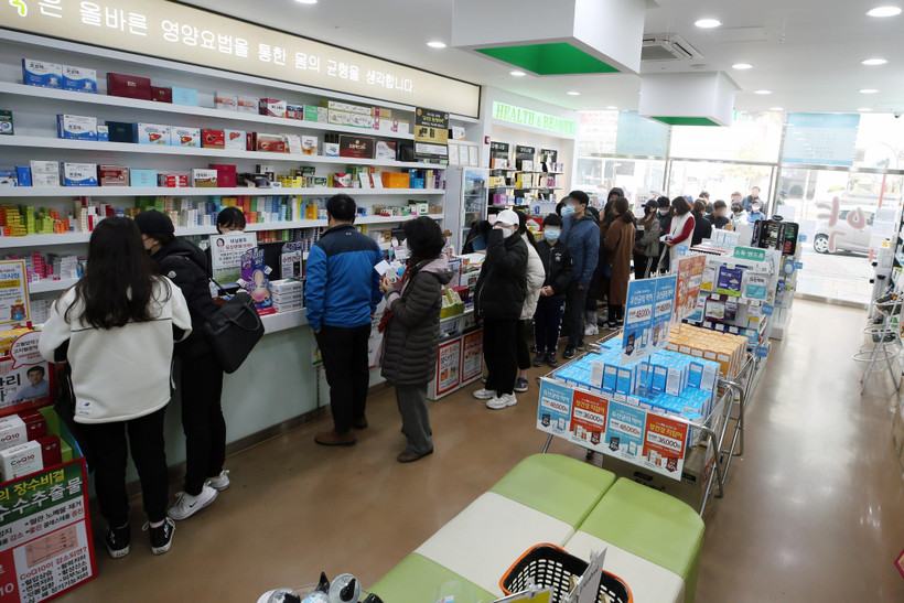 Người dân xếp hàng chờ mua khẩu trang tại một hiệu thuốc ở Gwangju, cách thủ đô Seoul của Hàn Quốc 329km về phía nam, ngày 15/3/2020. (Ảnh: Yonhap/TTXVN)