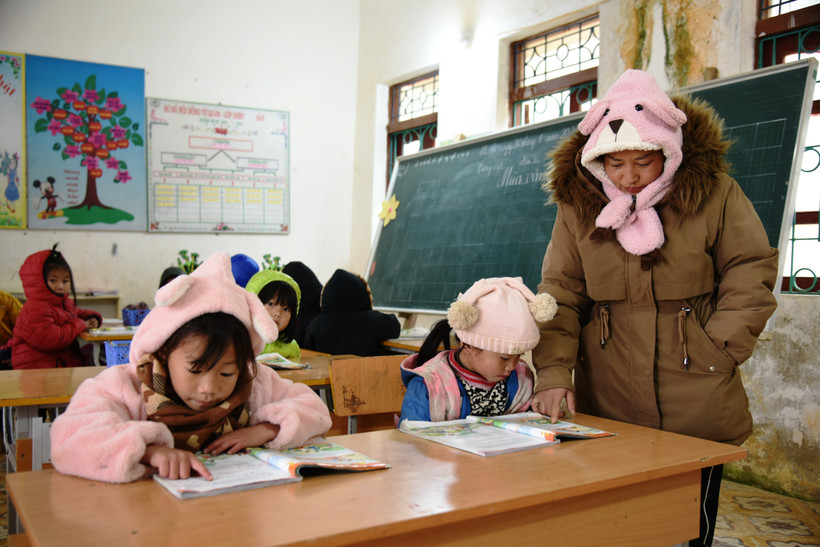 Cô trò điểm trường Bản Lồng, xã Tỏa Tình, Điện Biên, mặc đủ ấm để dạy và học. (Ảnh: Phan Quân/TTXVN)