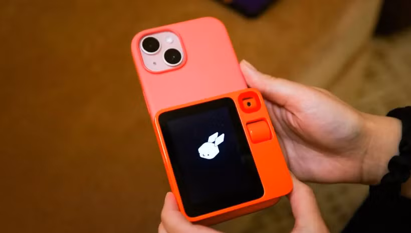 Công ty Khởi nghiệp AI Rabbit ra mắt một tiện ích độc lập có tên là "R1." (Nguồn: CNET)