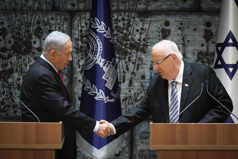 Tổng thống Israel Reuven Rivlin (phải) và Thủ tướng Benjamin Netanyahu (trái). (Ảnh: THX/TTXVN)