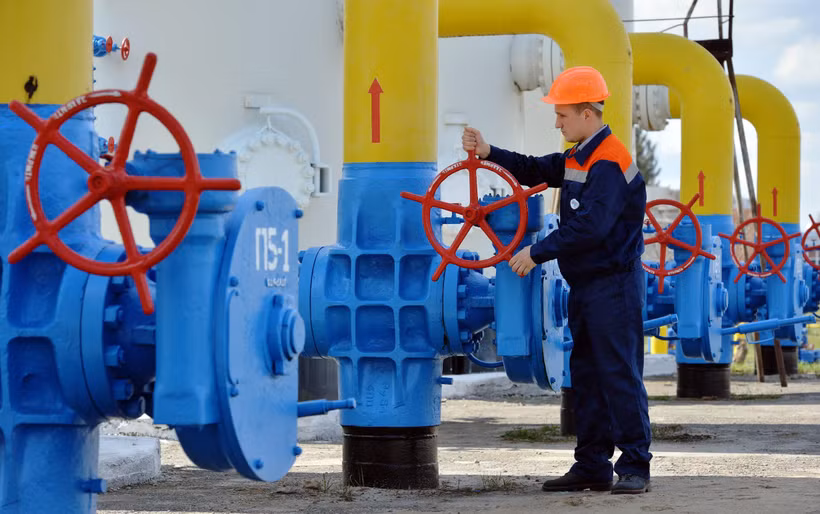Công nhân vận hành hệ thống đường ống dẫn khí đốt tại thị trấn Boyarka, vùng Kiev. (Ảnh: AFP/TTXVN)