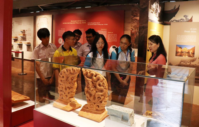 Học sinh tham quan khu trưng bày chuyên đề “Hoàng thành Thăng Long-Hà Nội, Di sản cho mai sau”. (Ảnh: Thu Hương/TTXVN)