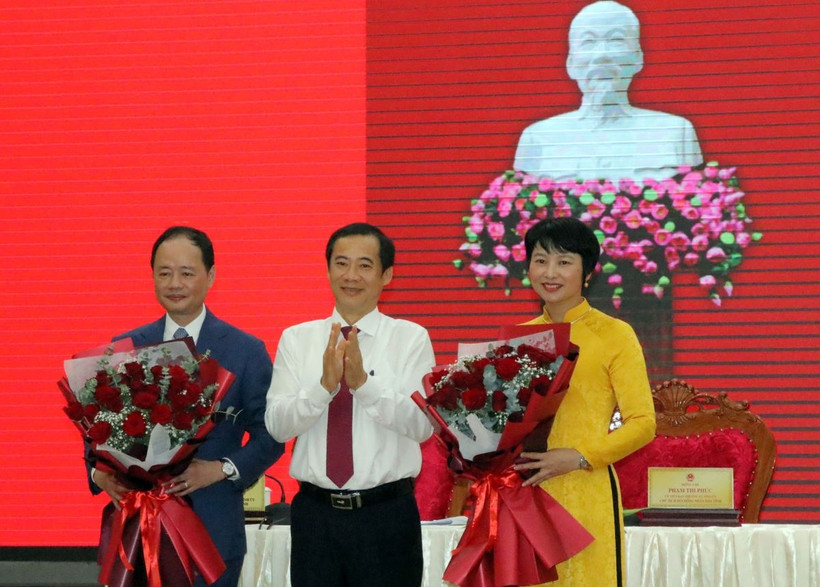 Quyền Bí thư Tỉnh ủy Lâm Đồng Nguyễn Thái Học (giữa) chúc mừng 2 ông, bà vừa trúng cử 2 chức danh chủ chốt của Hội đồng Nhân dân, Ủy ban Nhân dân tỉnh Lâm Đồng. (Ảnh: Chu Quốc Hùng/TTXVN)