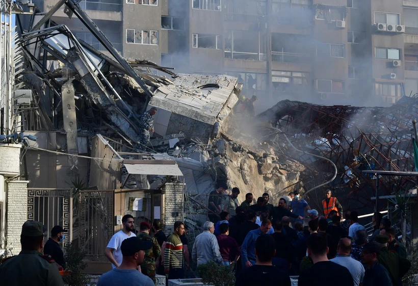 Hiện trường đổ nát sau vụ tấn công tòa nhà lãnh sự quán Iran ở Damascus, Syria ngày 1/4. (Ảnh: THX/TTXVN)