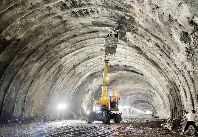 Hầm số 2 đã được thông, công nhân đang tăng tốc gia cố vòm hầm. (Ảnh: Phạm Cường/TTXVN)