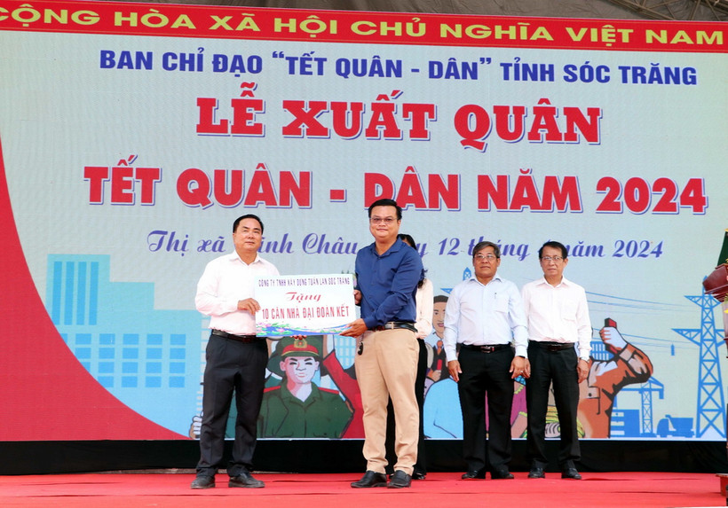 Nhà tài trợ tặng nhà Đai đoàn kết tại Lễ xuất quân Tết quân-dân. (Ảnh: Trung Hiếu/TTXVN)