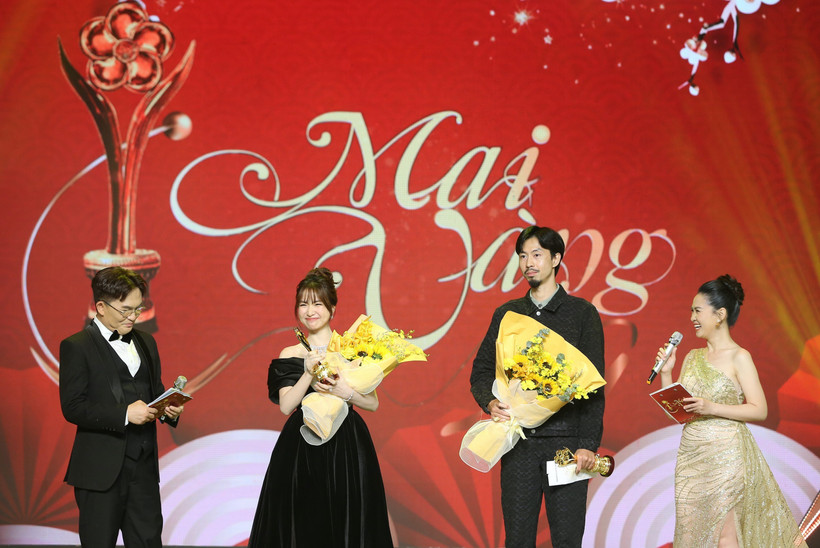 Đen Vâu và Hòa Minzy nhận giải thưởng ca sỹ được yêu thích nhất ở lĩnh vực âm nhạc. (Ảnh: Thu Hương/TTXVN)