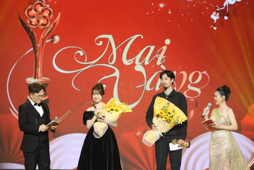 Đen Vâu và Hòa Minzy nhận giải thưởng ca sỹ được yêu thích nhất ở lĩnh vực âm nhạc. (Ảnh: Thu Hương/TTXVN)