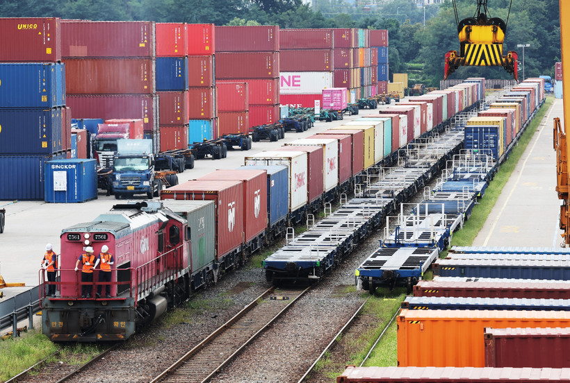 Tàu chở hàng hóa tại kho container ở Uiwang, cách Seoul (Hàn Quốc) 21km về phía nam. (Ảnh: Yonhap/TTXVN)