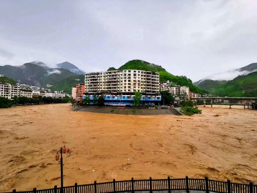 Nước sông dâng cao do mưa lũ tại Trùng Khánh, Trung Quốc. (Ảnh: THX/TTXVN)