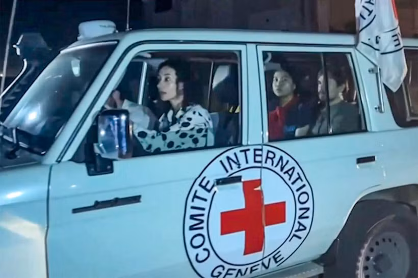 Xe của Ủy ban Chữ thập đỏ quốc tế (ICRC) tiếp nhận các con tin được Phong trào Hồi giáo Hamas trả tự do sau thỏa thuận ngừng bắn tại Gaza, ngày 24/11/2023. (Ảnh: AFP/TTXVN)\