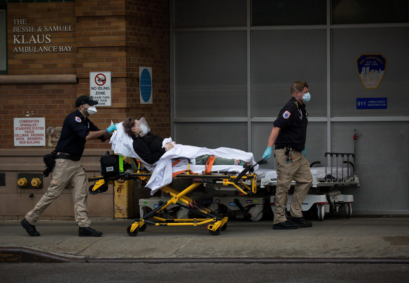 Chuyển bệnh nhân nhiễm COVID-19 tới trung tâm y tế ở Brooklyn, New York, Mỹ. (Ảnh: THX/TTXVN)