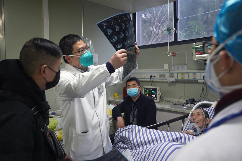 Nhân viên y tế làm việc tại phòng điều trị đặc biệt dành cho bệnh nhân mắc bệnh phổi do virus corona mới gây ra tại Nam Xương, tỉnh Giang Tô, Trung Quốc, ngày 25/1. (Ảnh:THX/TTXVN)