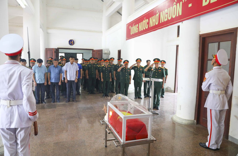 Lễ Truy điệu và an táng hài cốt liệt sỹ hy sinh trong kháng chiến chống Pháp. (Ảnh: Xuân Tư/TTXVN)