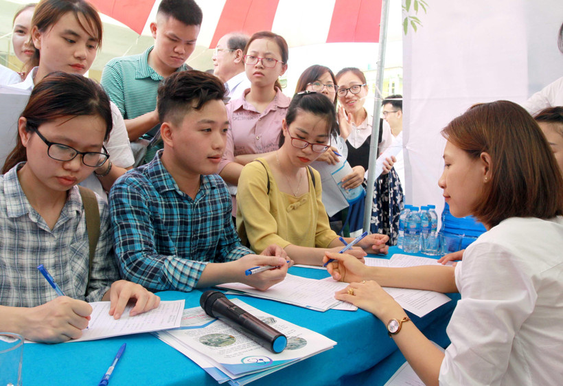 Một đơn vị tuyển dụng tư vấn việc làm cho sinh viên. (Ảnh: Thế Duyệt/TTXVN)