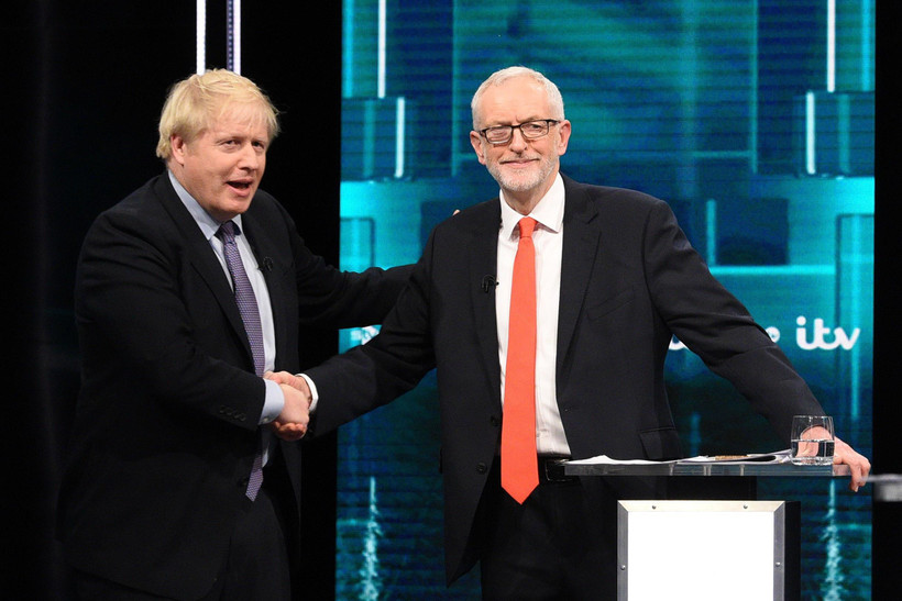 Thủ tướng Anh Boris Johnson (trái) và Lãnh đạo Công đảng Jeremy Corbyn trong cuộc tranh luận trực tiếp đầu tiên trên truyền hình ở London tối 19/11/2019. (Ảnh: AFP/TTXVN)