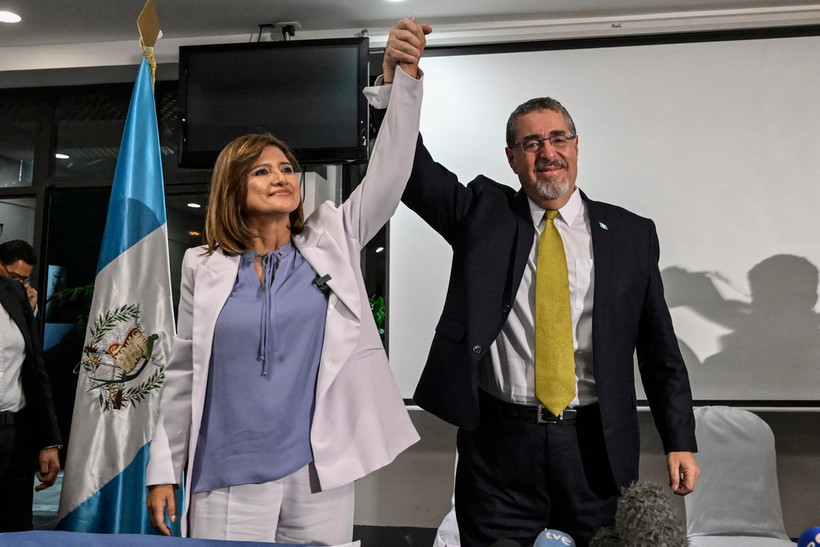 Ông Bernardo Arevalo (phải) và bà Karin Herrera mừng chiến thắng, sau khi kết quả bầu cử được công bố, tại Guatemala City, ngày 20/8/2023. (Ảnh: AFP/TTXVN)