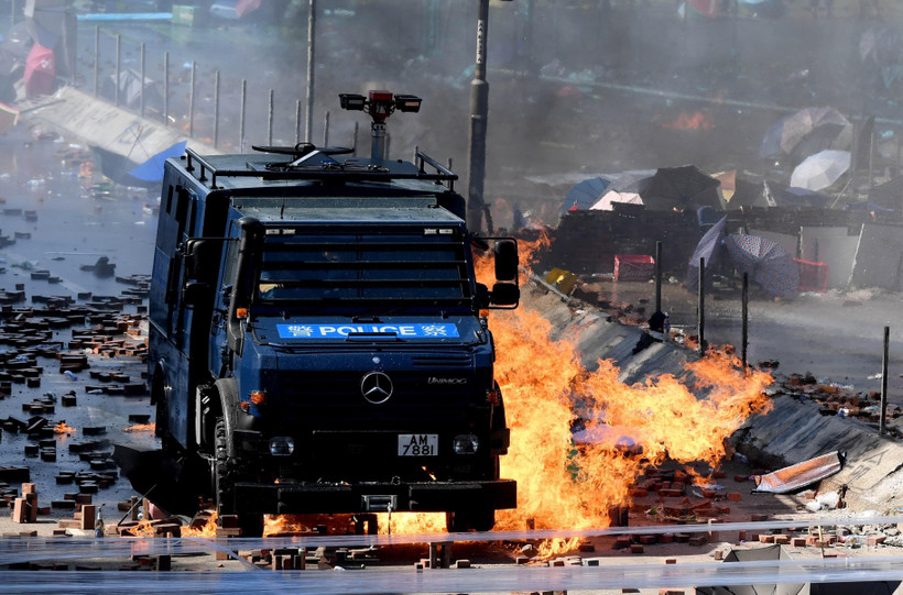 Người biểu tình bạo loạn phóng hỏa xe của cảnh sát tại Hong Kong, Trung Quốc ngày 17/11/2019. (Ảnh: THX/TTXVN)