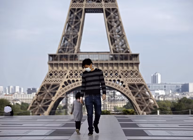 Người dân đeo khẩu trang nhằm ngăn chặn sự lây lan của dịch COVID-19 tại Paris, Pháp. (Ảnh: AFP/TTXVN)