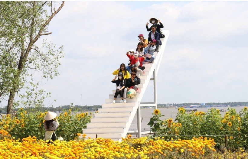 Du khách tham quan du lịch tại cồn Phụng, xã Tân Thạch, huyện Châu Thành, tỉnh Bến Tre. (Ảnh: Huỳnh Phúc Hậu/TTXVN)