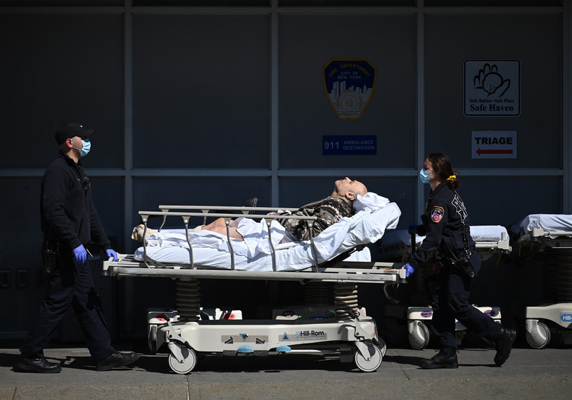 Nhân viên y tế chuyển bệnh nhân nghi mắc COVID-19 vào một bệnh viện ở New York, Mỹ ngày 14/5/2020. (Ảnh: AFP/TTXVN)