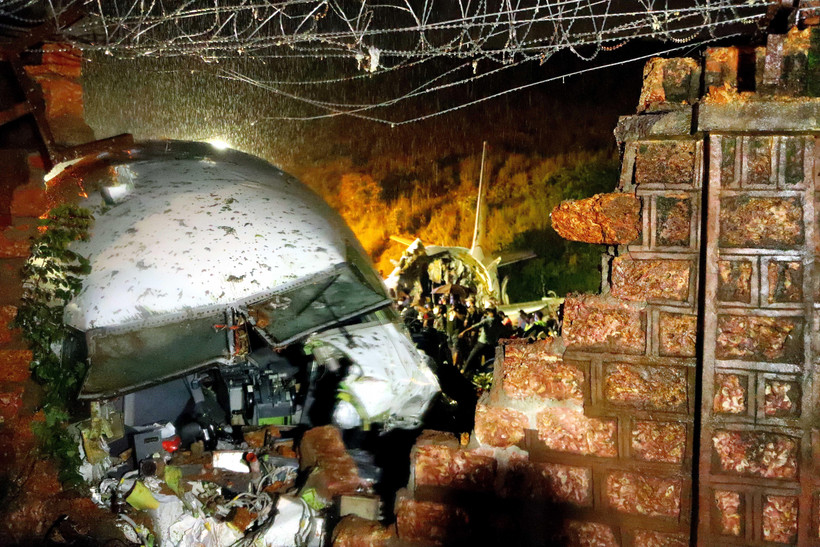 Lực lượng cứu hộ giải cứu các nạn nhân vụ tai nạn máy bay chở khách ở sân bay Kozhikode, Ấn Độ ngày 7/8/2020. (Ảnh: THX/TTXVN)