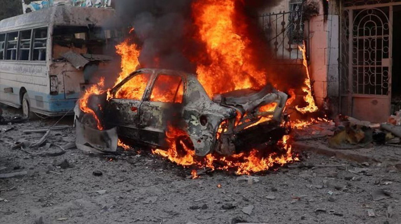 Phương tiện bị phá hủy trong một vụ tấn công ở thành phố Idlib, Syria ngày 1/12/2024. (Ảnh: Reuters/TTXVN)